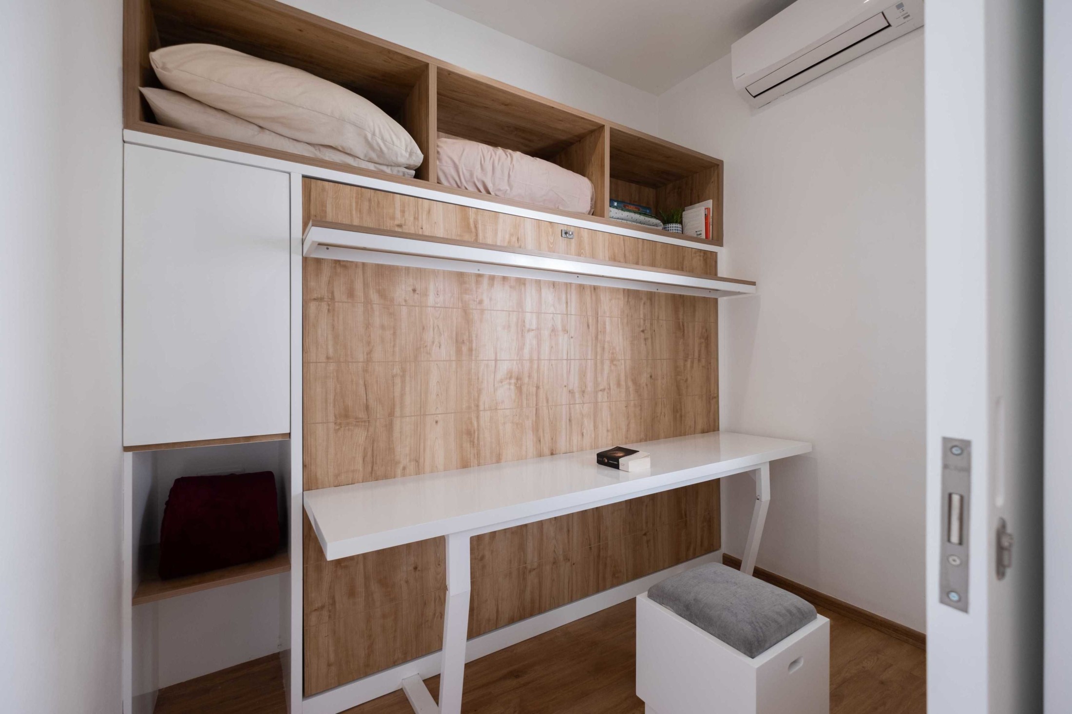 Sebuah ruang kerja atau bisa juga dijadikan ruang belajar dilengkapi dengan sofa mungil. Lagi-lagi, walau mungil, sofa itu memiliki area penyimpanan di bawahnya.