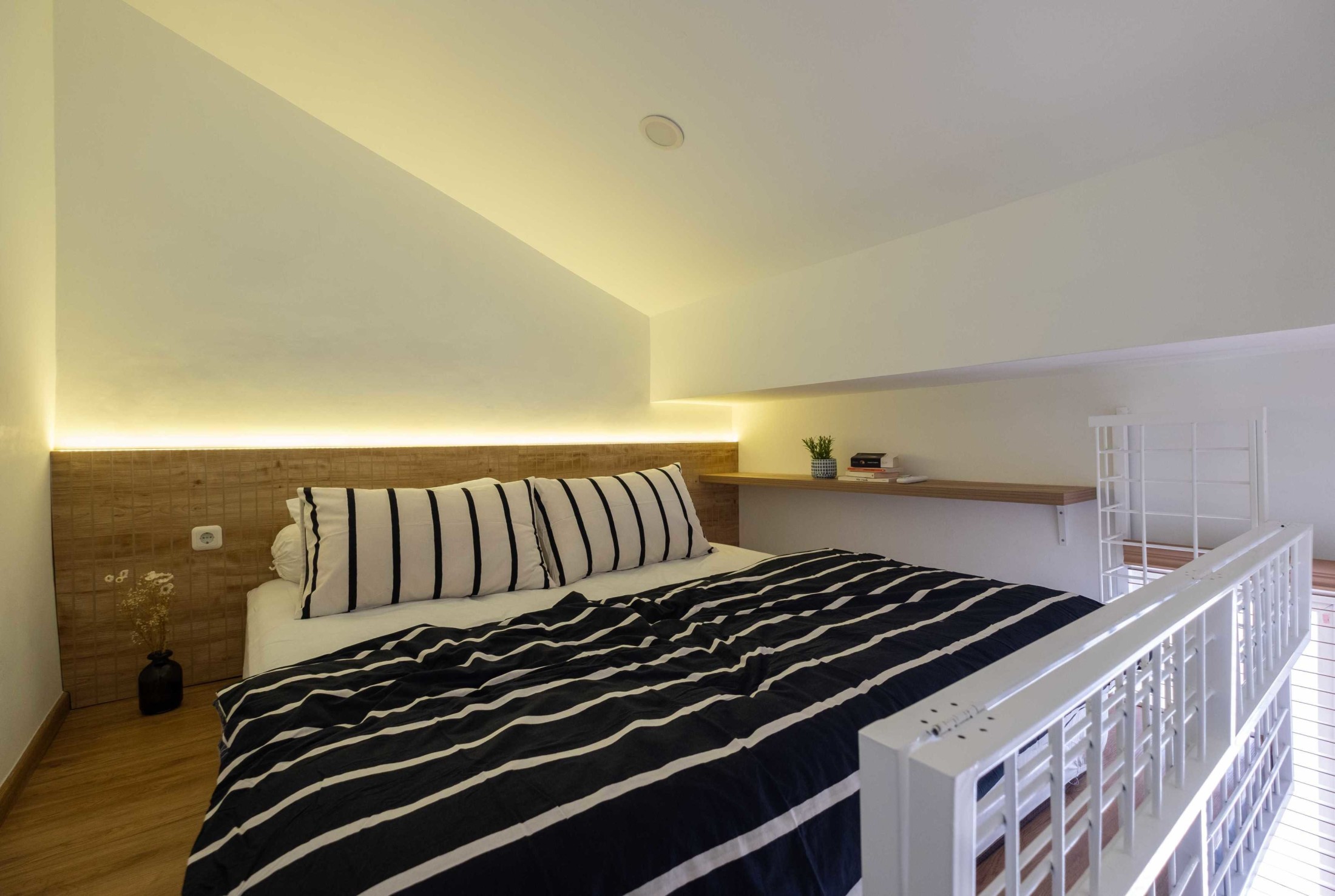 Kecerdikan memanfaatkan area tepat di bawah atap menjadikan rumah yang selesai tahun 2018 ini, memiliki kamar loft yang nyaman. Tidak hanya satu, melainkan dua kamar loft.