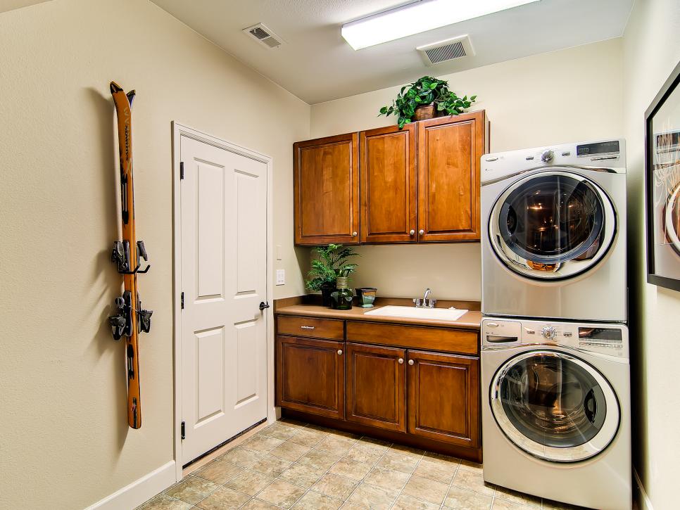 Tentukan komponen paling mendasar dari ruang laundry Anda (Sumber: HGTV.com)