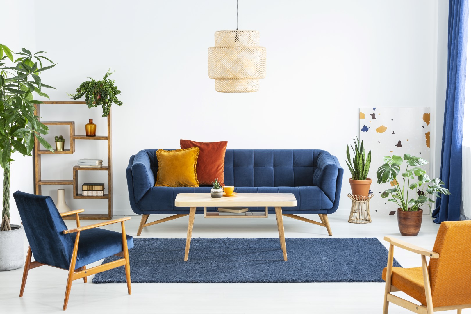 Tanaman hijau di sekitar sofa (Sumber: amara.com)