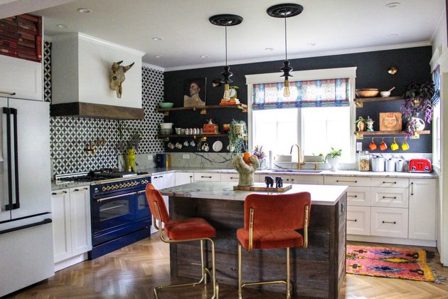 Pemilihan backsplash yang berani adalah langkah awal menciptakan gaya bohemian (Sumber: hunker.com)