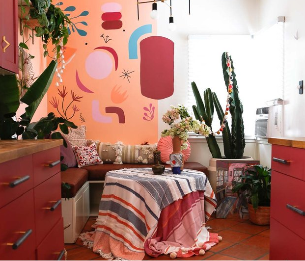 Wallpaper atau mural? Berikan sentuhan berbeda pada dinding dapur Anda (Sumber: hunker.com)