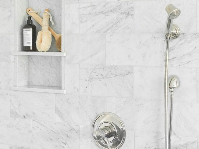 Rak penyimpanan built-in di dalam kamar mandi (Sumber: hunker.com)