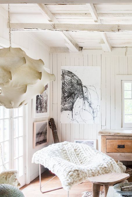 Menyandarkan benda kesayangan di sudut ruangan (Sumber: housebeautiful.com)