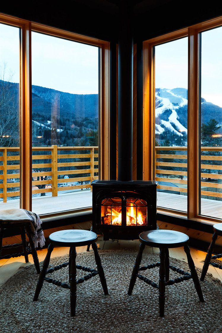Jendela besar sebagai look out point (Sumber: housebeautiful.com)