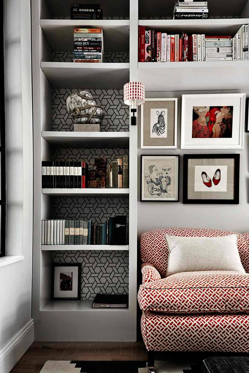 Rak buku dan wallpaper yang terlihat menawan (Sumber: houseandgarden.co.uk)