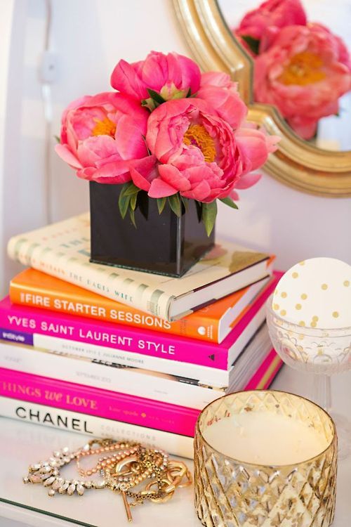 Kesan glamor, cantik, dan mewah dengan buku (Sumber: pinterest.com)