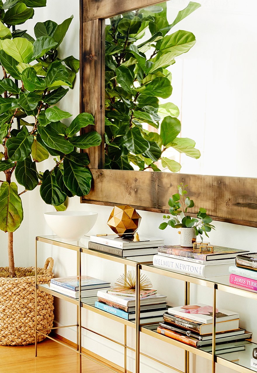 Rak buku dari bahan metal dan kaca di entryway (Sumber: mydomaine.com)