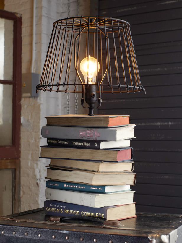 Tumpukan buku sebagai tatakan lampu (Sumber: HGTV.com)