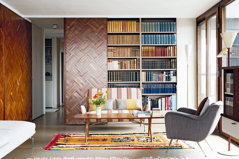 Pengaturan warna sampul buku pada rak buku (Sumber: houseandgarden.co.uk)