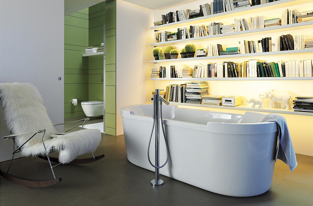 Perpustakaan mini dalam kamar mandi (Sumber: decoist.com)