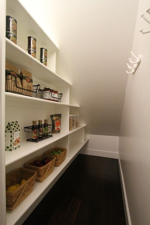Pantry di bawah tangga (Sumber: decorpad.com)