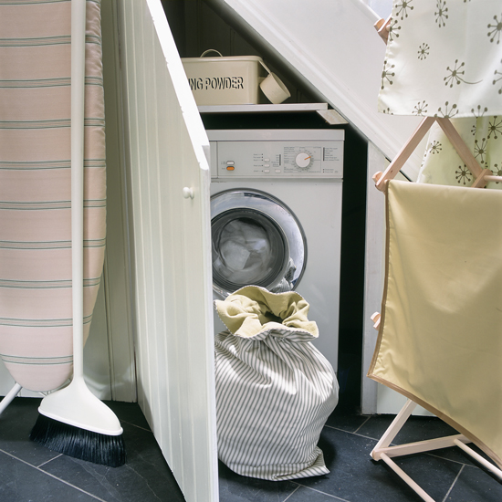 Ruang utilitas di bawah tangga (Sumber: idealhome.co.uk)