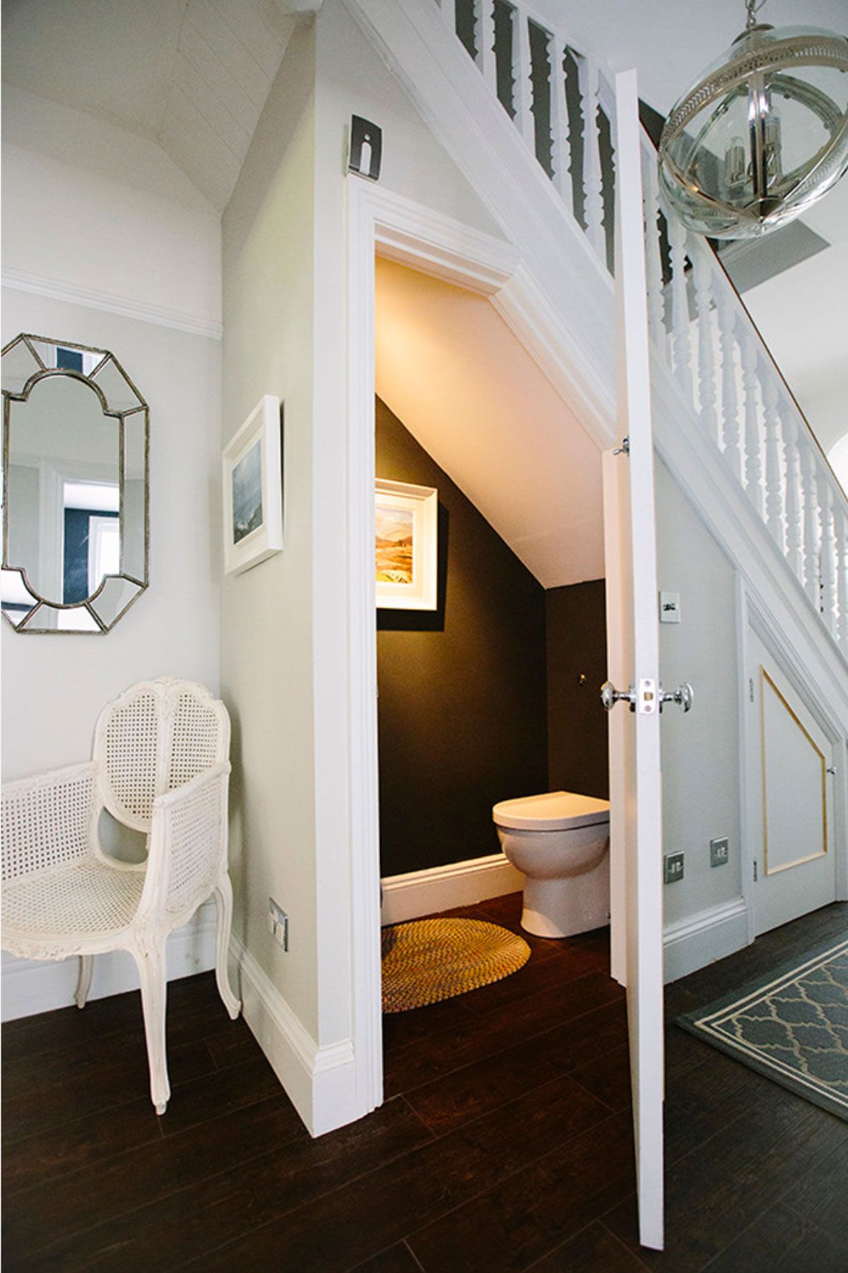 Toilet di bawah tangga (Sumber: pinterest.com)