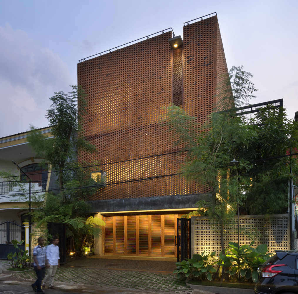 Omah boto dari material batu bata (Sumber: archdaily.com)