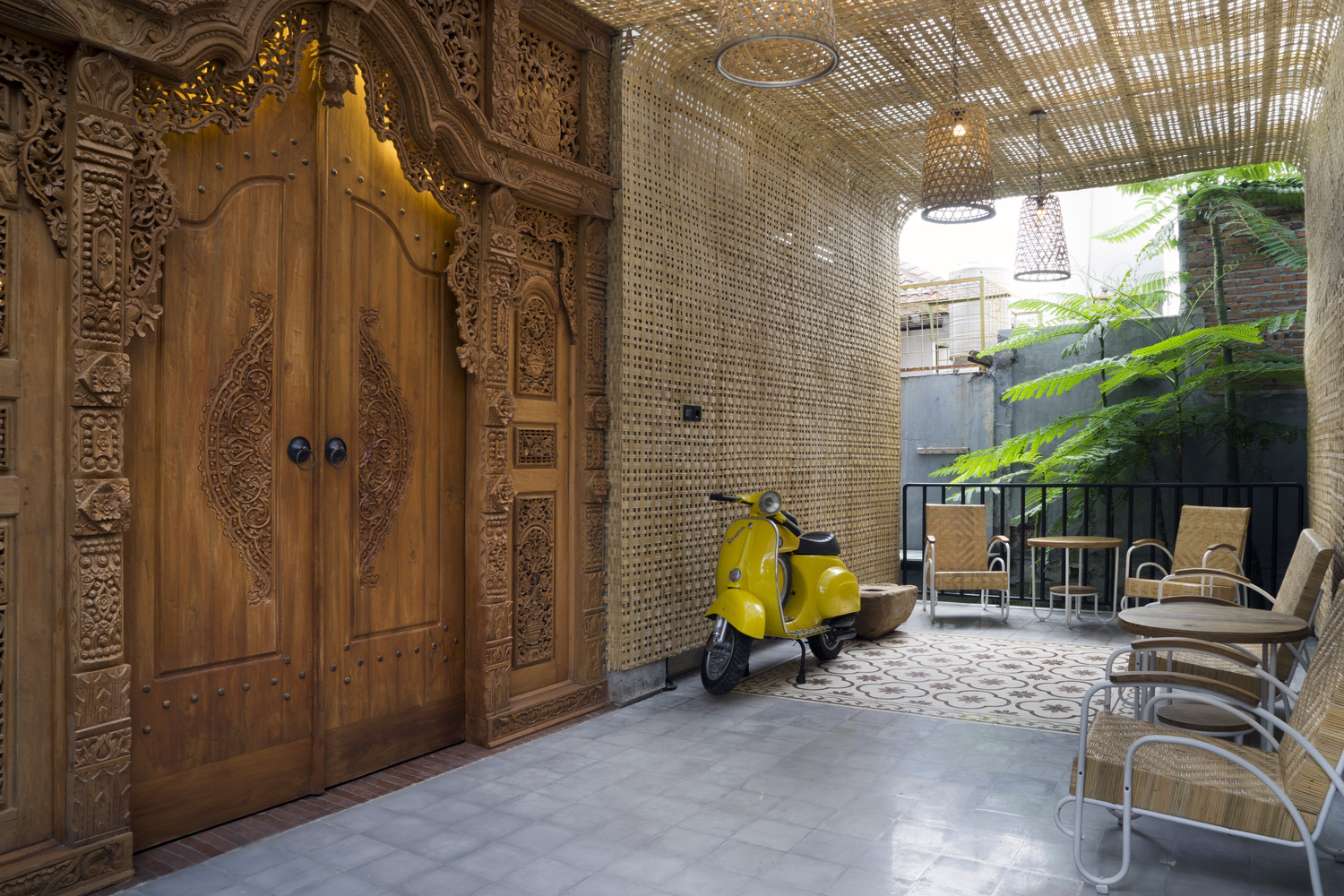 Material alam kayu, rotan, dan bambu untuk kesan tradisional (Sumber: archdaily.com)