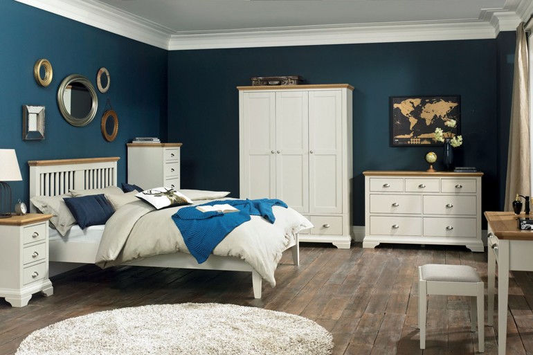 Pilih perabotan dengan kaki-kaki yang terbuka (Sumber: bedsonlegs.co.uk)