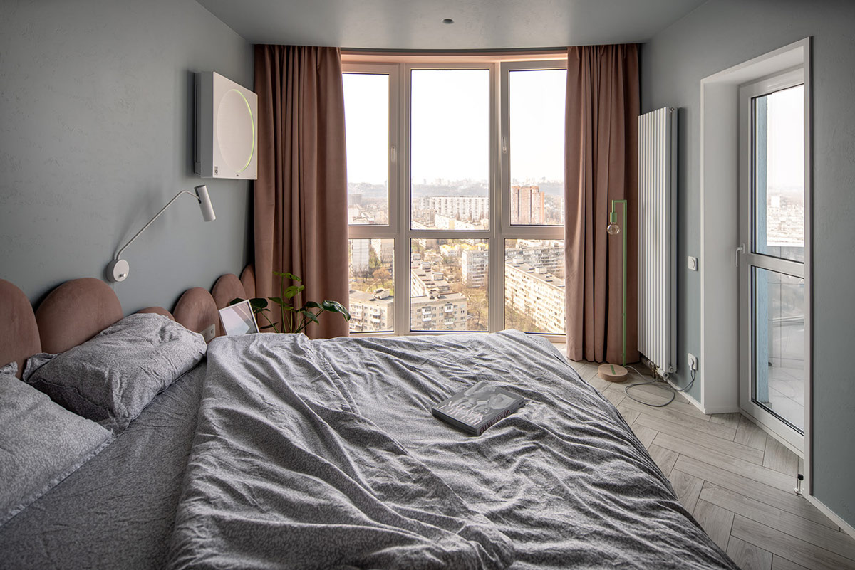 Kamar tidur cozy dengan view pemandangan kota (Sumber: home-designing.com)