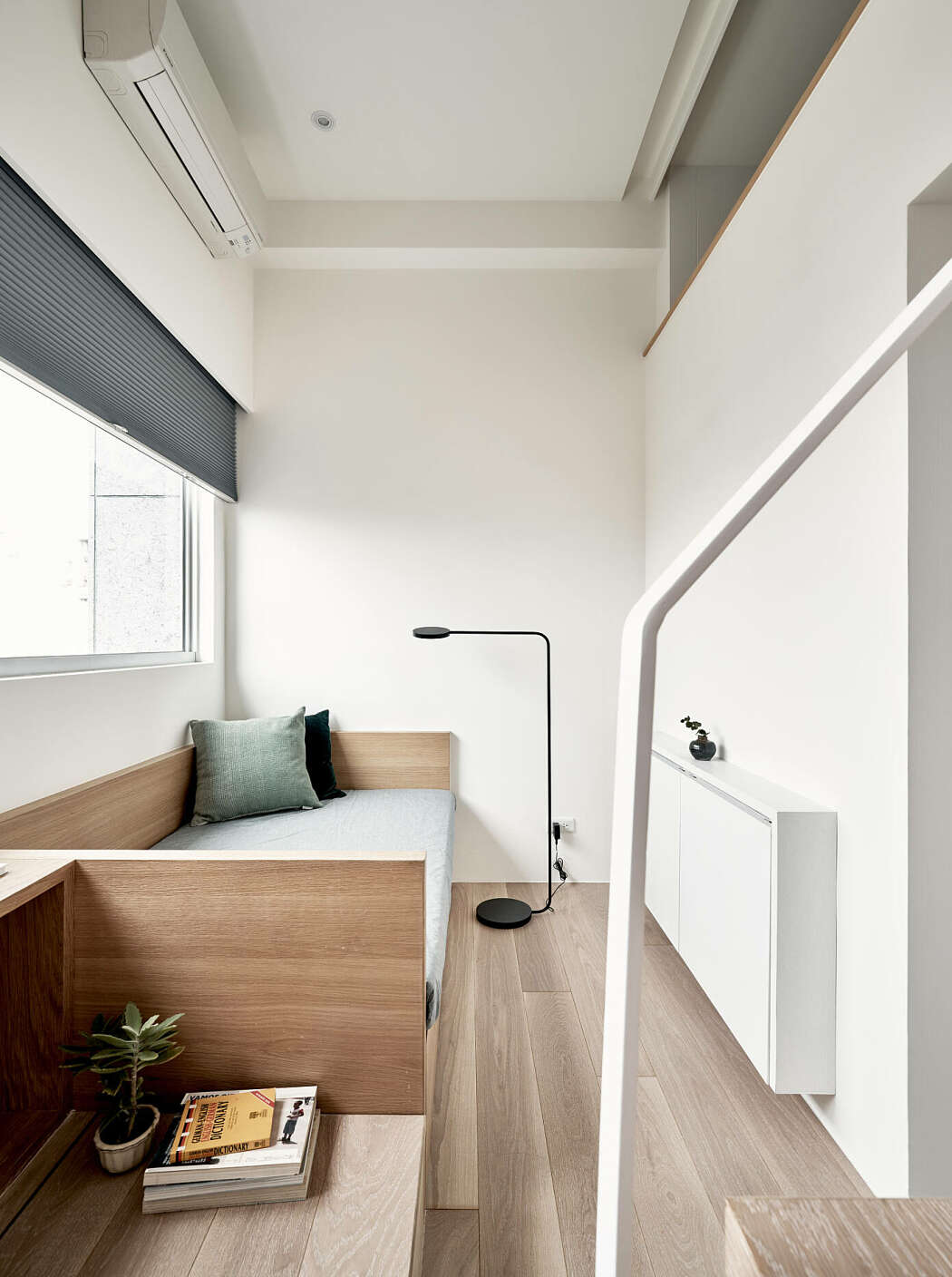Sofa di lantai dasar apartemen (Sumber: freshome.com)