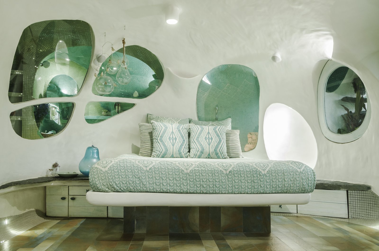 Kamar mandi dengan view kamar mandi yang kece (Sumber: dwell.com)