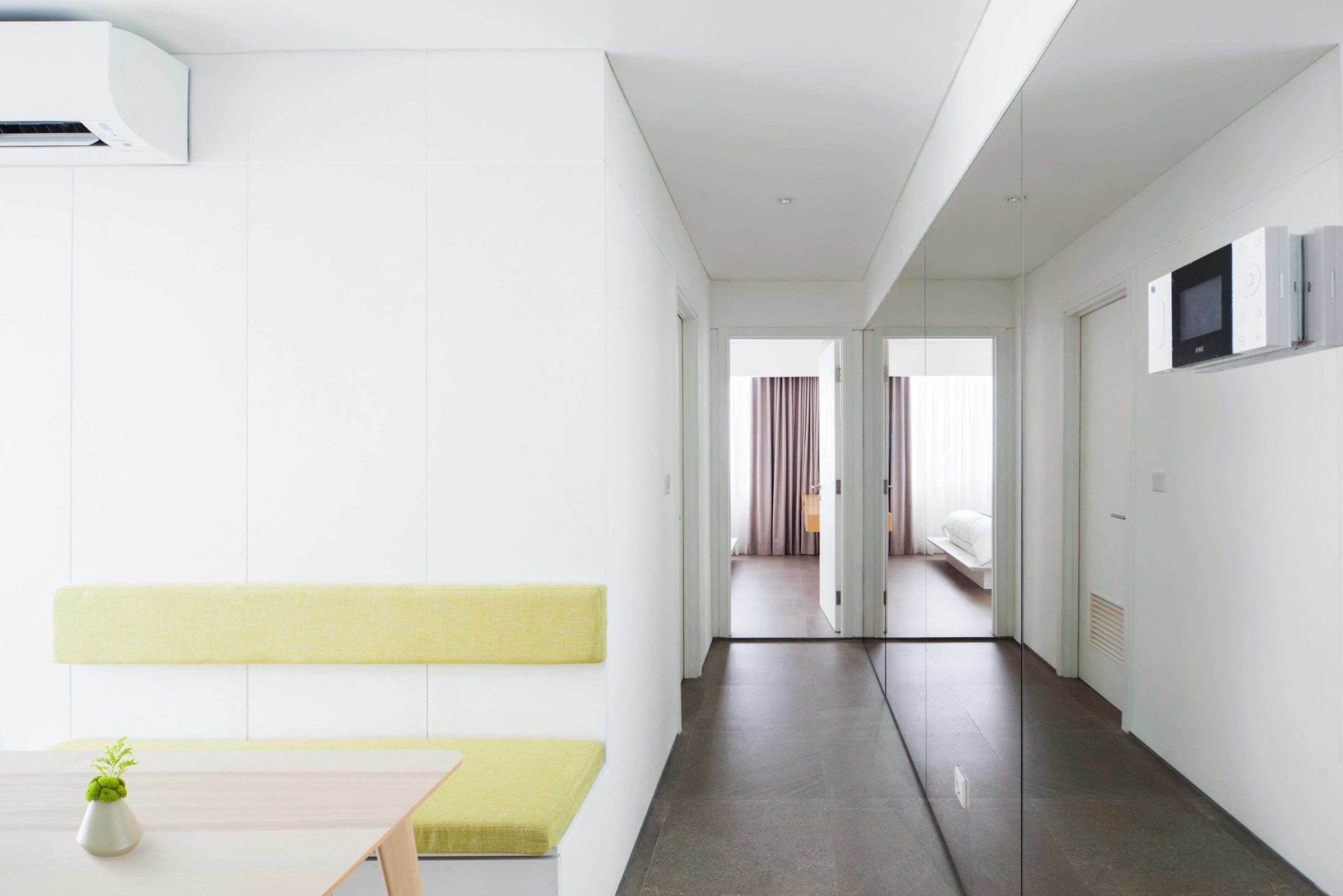 Lorong sempit berdinding kaca (Sumber: Arsitag.com)