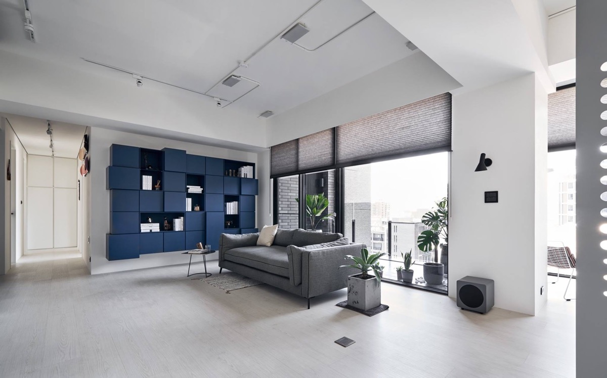 Desain open plan dan warna hitam putih memberikan kesan luas (Sumber: home-designing.com)