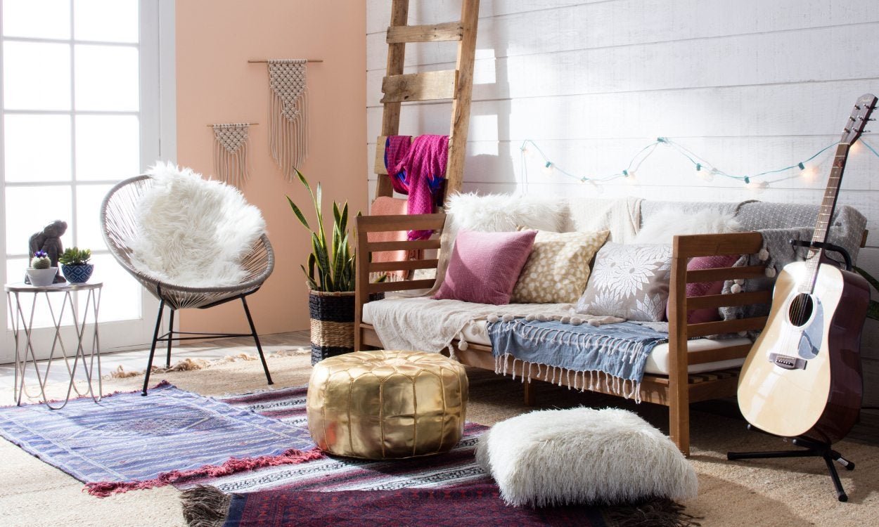 Dapatkan suasana cozy dengan desain boho-chic di ruang keluarga anda (Sumber: overstock.com)