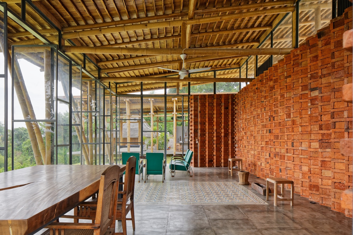 Bambu dan bata sebagai material utama pada seluruh hunian (Sumber: archdaily.com)