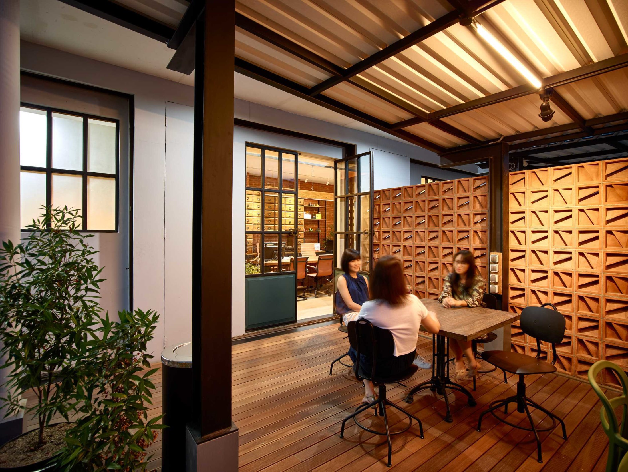 Warna hangat dan netral Cirangrang Bandung Office karya Dinardithen Studio (Sumber: arsitag.com)