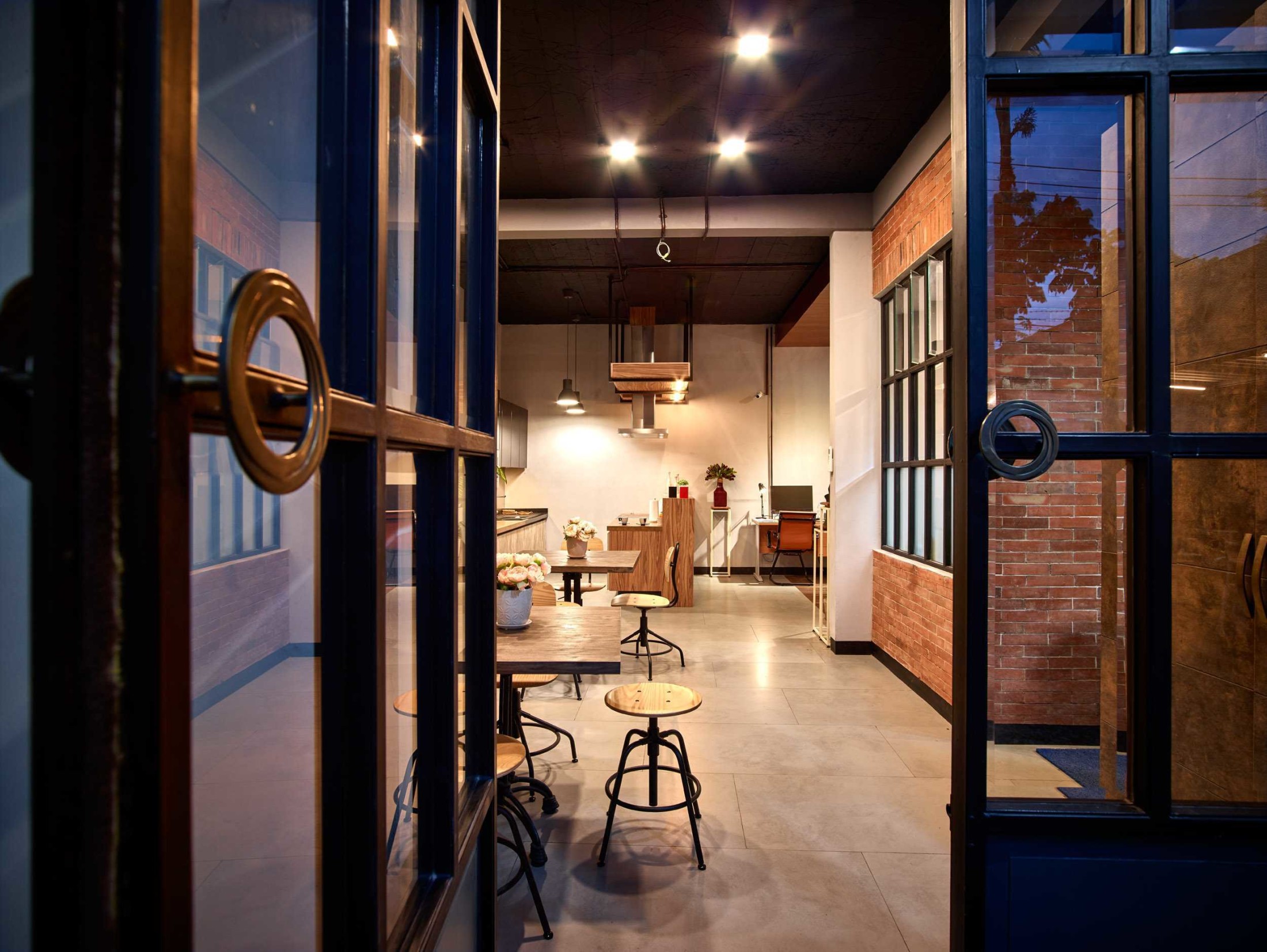 Ruangan terbuka Cirangrang Bandung Office karya Dinardithen Studio (Sumber: arsitag.com)