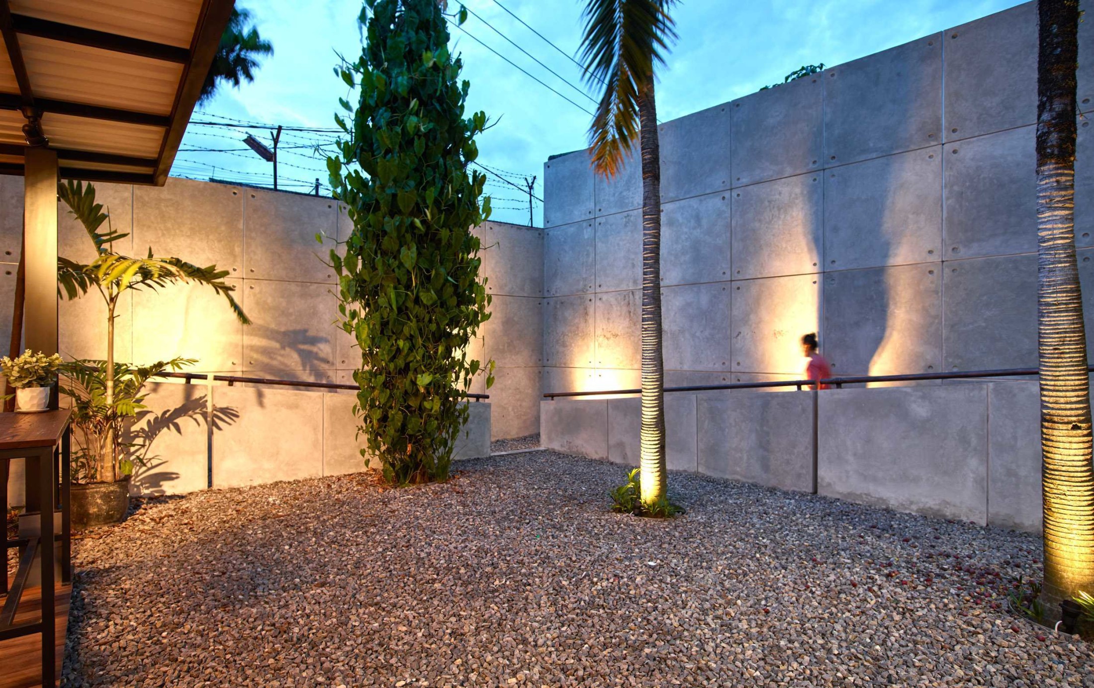 Taman kering dengan batu kerikil Cirangrang Bandung Office karya Dinardithen Studio (Sumber: arsitag.com)