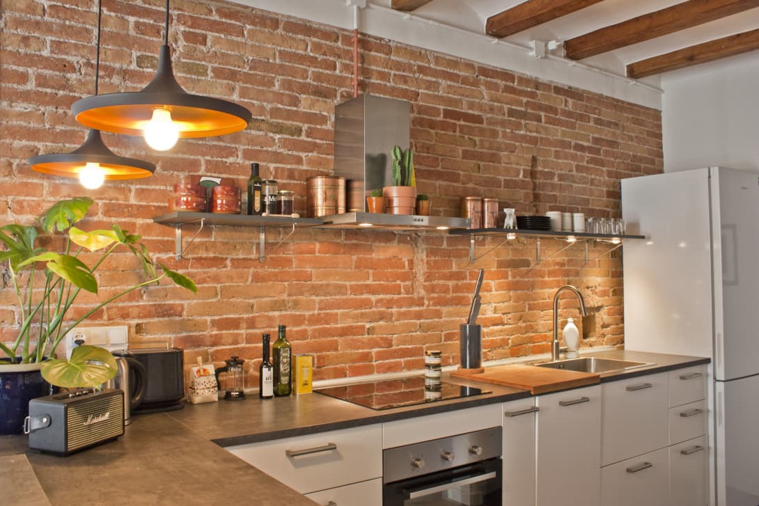 Dapur hangat yang jadi pusat perhatian (Sumber: apartmenttherapy.com)