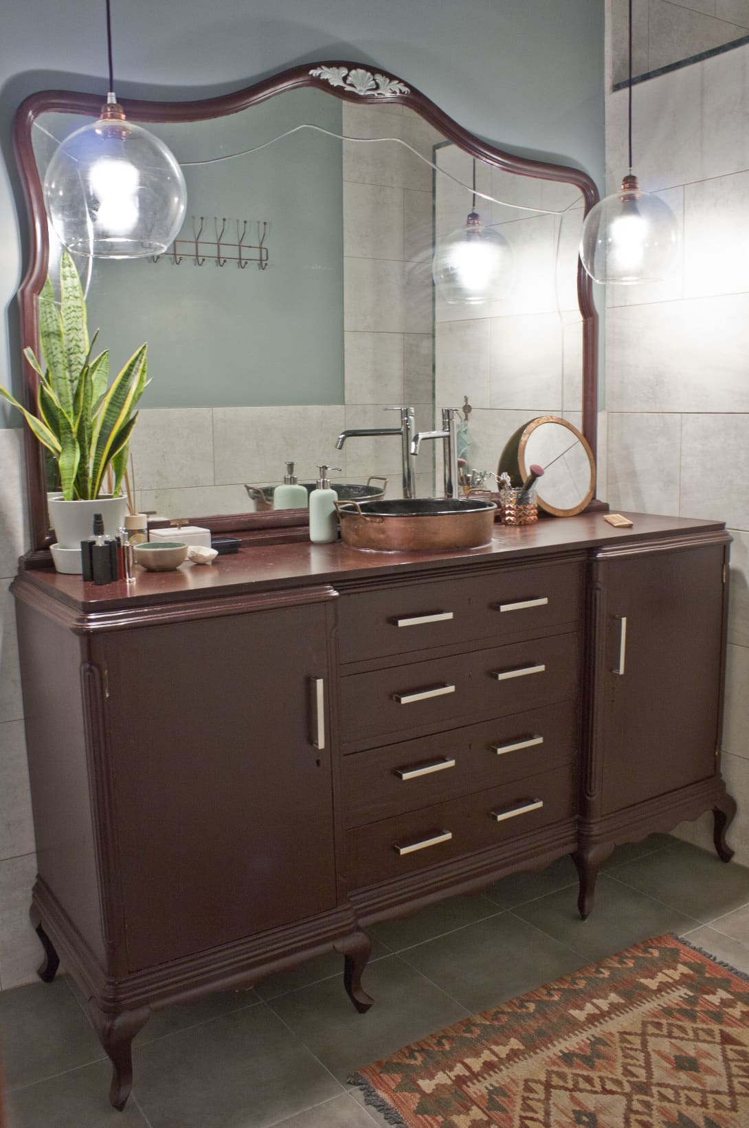 Meja rias dengan sentuhan gaya boho-chic (Sumber: apartmenttherapy.com)