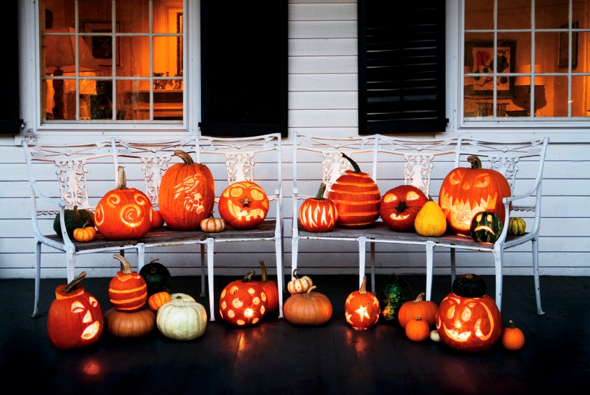 Jack-O-Lantern sebagai pajangan Halloween di rumah (Sumber: homecrux.com)