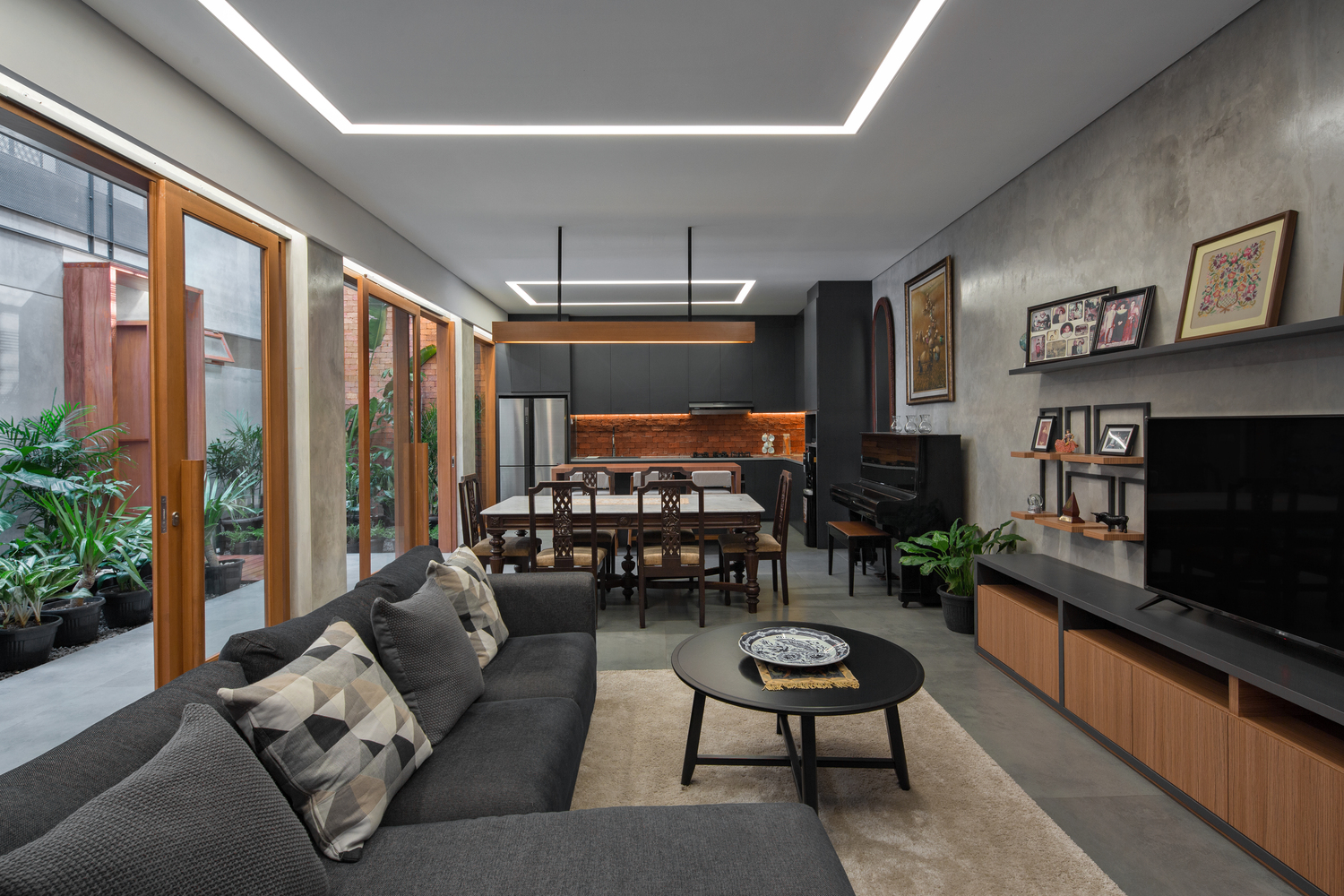 Ruang keluarga Rumah Beton karya Parisauli Arsitek (Sumber: archdaily.com)