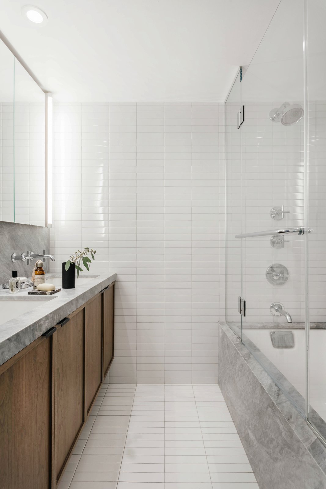 Kamar mandi yang didominasi warna putih (Sumber: dwell.com)