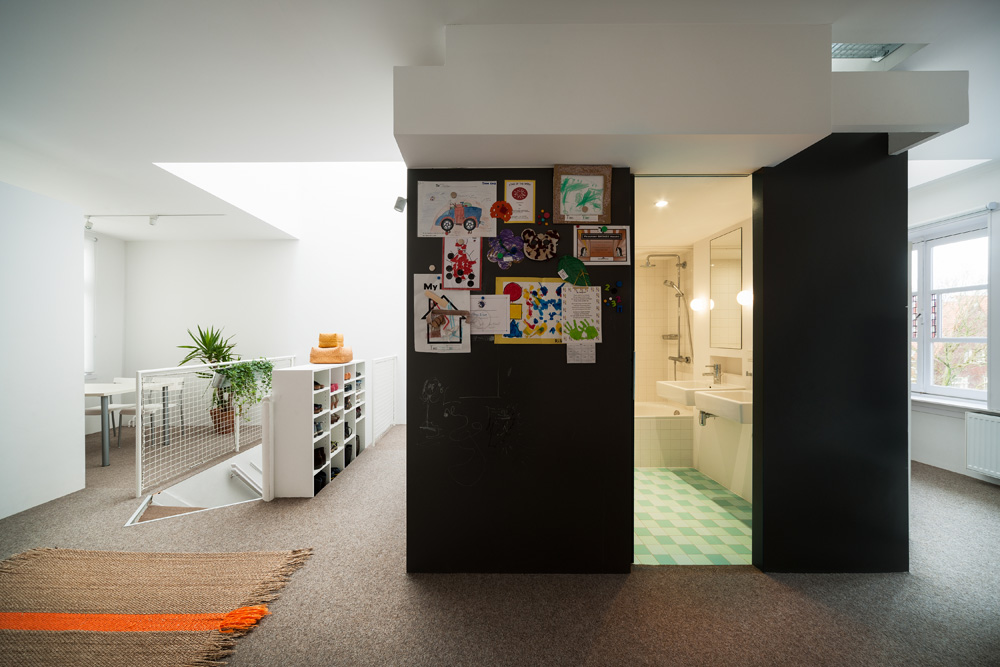 Kamar mandi yang nyaman di tengah apartemen (Sumber: home-designing.com)