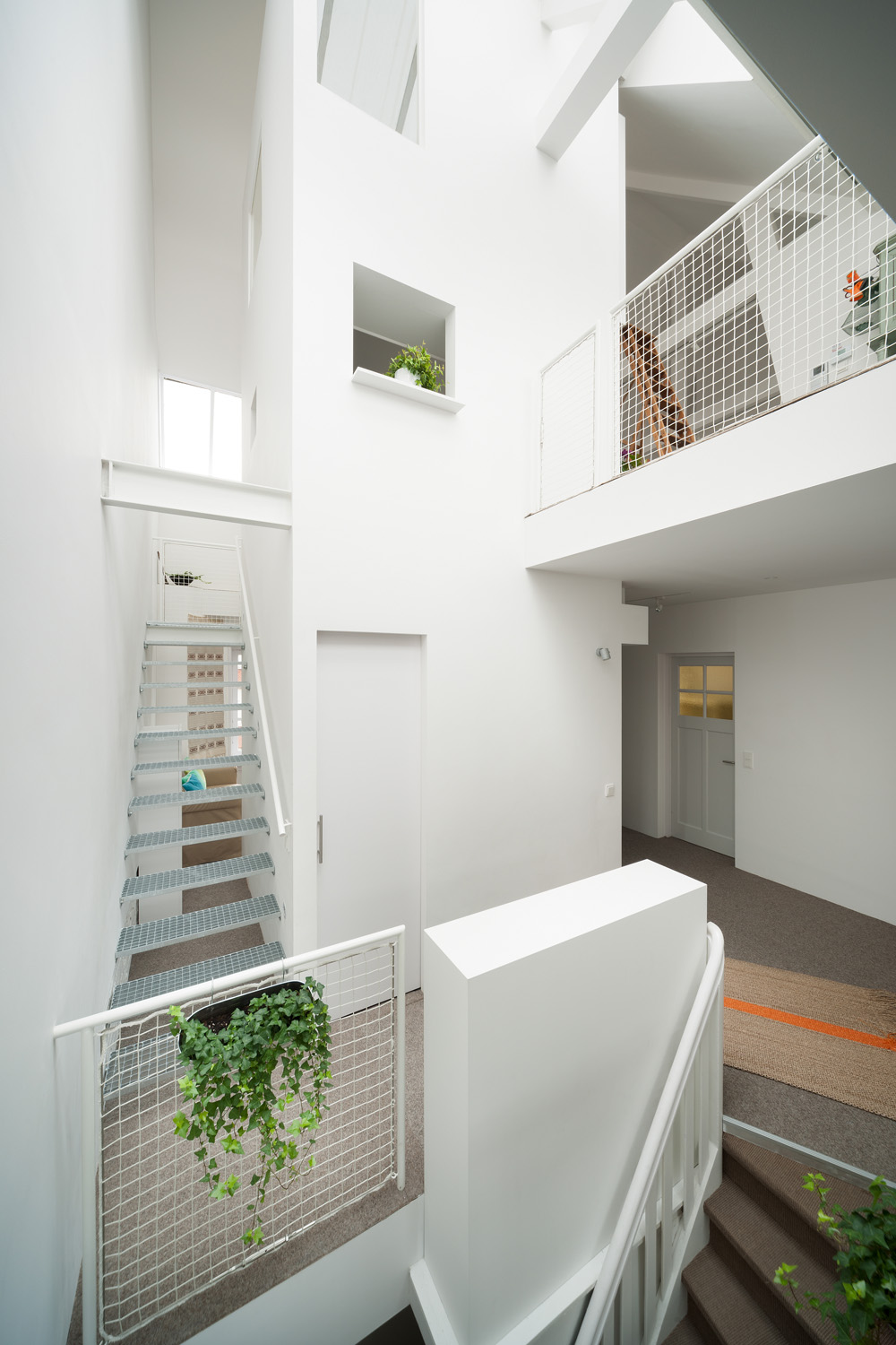 Tangga yang simpel dari bahan metal (Sumber: home-designing.com)
