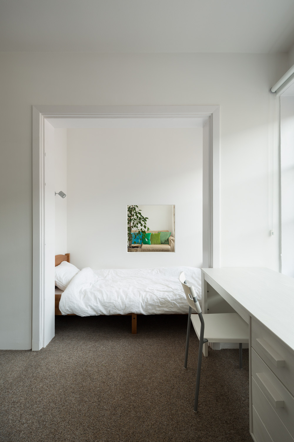 Jendela interior di kamar tidur (Sumber: home-designing.com)