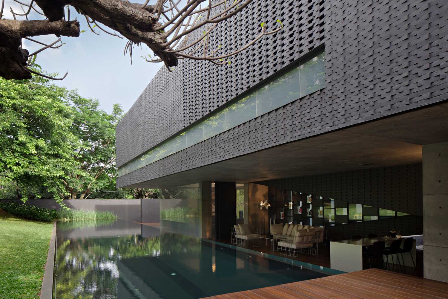 Bangunan dengan material bata yang dicat hitam (Sumber: archdaily.com)