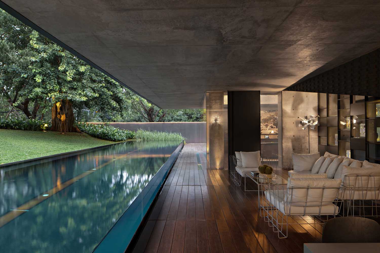 Teras lebar yang bersebelahan dengan kolam renang (Sumber: archdaily.com)