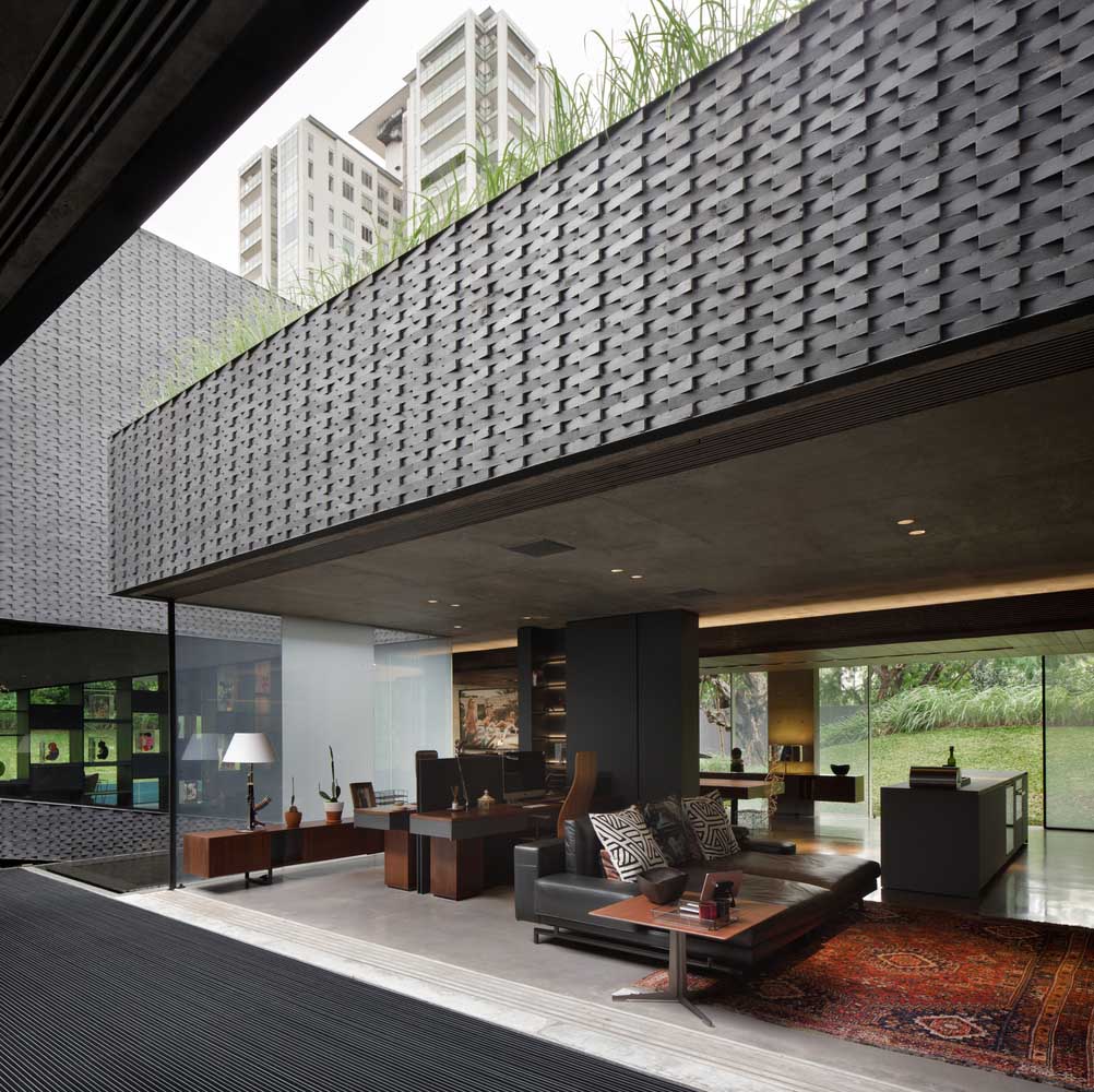 Elemen kayu sebagai kombinsi bata hitam (Sumber: archdaily.com)