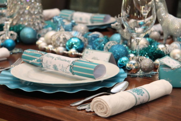 Dekorasi Natal dengan tema icy blue (Sumber: lorisdecor.com)