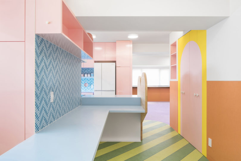 Apartemen dengan palet pastel karya Adam Nathaniel Furman (Sumber: design-milk.com)