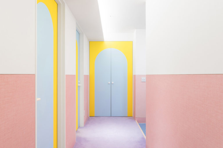 Apartemen dengan palet pastel karya Adam Nathaniel Furman (Sumber: design-milk.com)