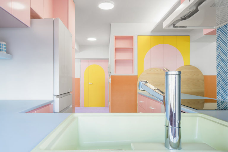 Apartemen dengan palet pastel karya Adam Nathaniel Furman (Sumber: design-milk.com)