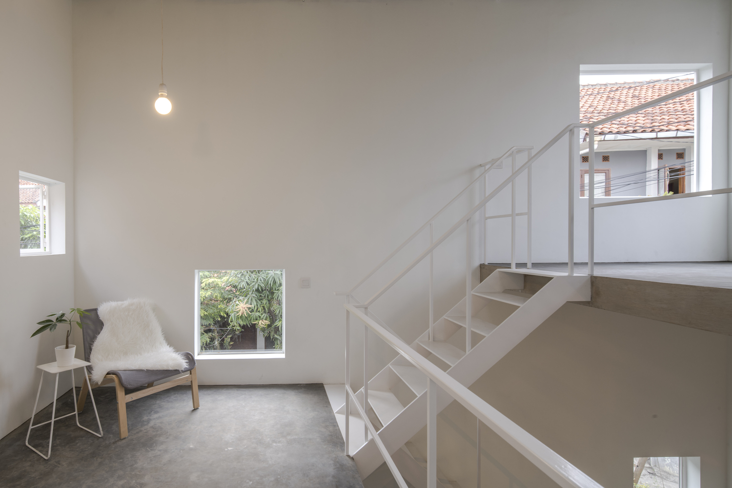 Ruang kerja di mezanin pertama (Sumber: archdaily.com)