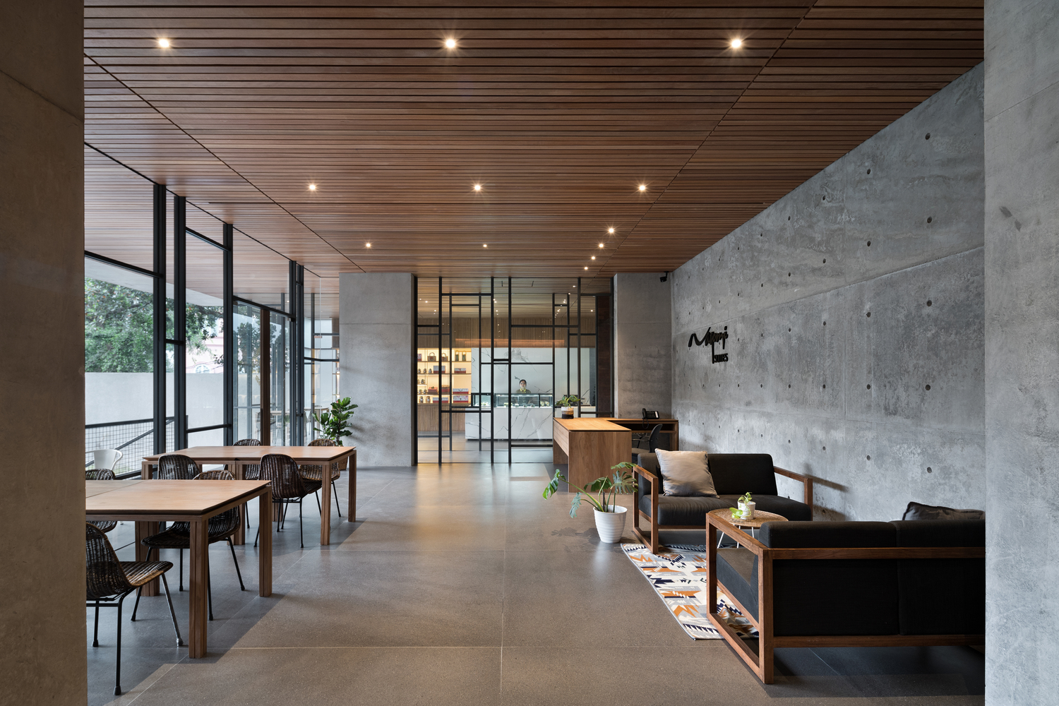 Dinding beton ekspos sebagai ciri khas desain industrial (Sumber: archdaily.com)
