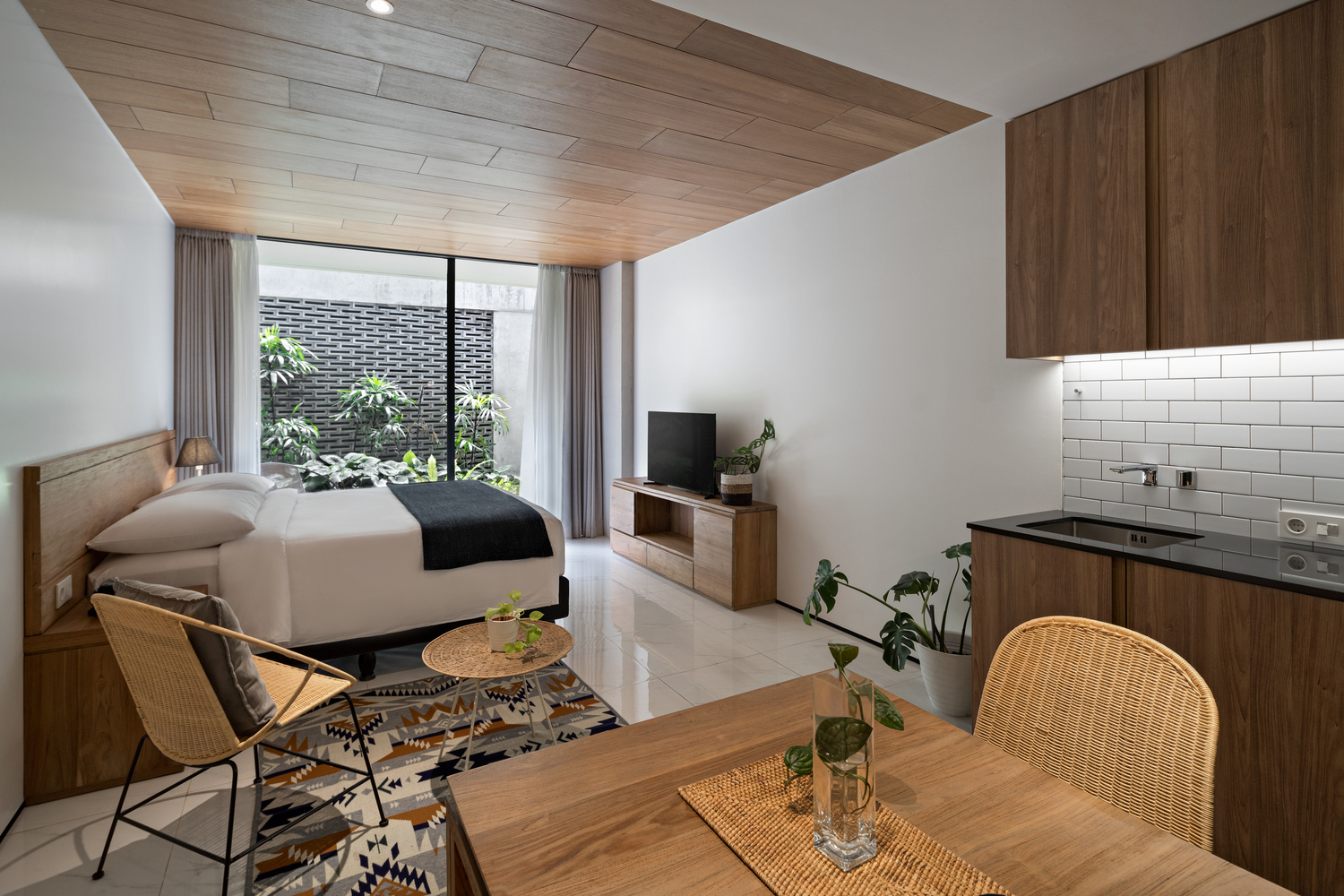 Pemisahan fungsi ruang dengan sekat visual (Sumber: archdaily.com)