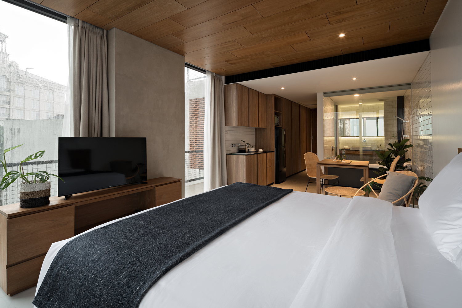 Jendela kaca besar untuk akses sinar matahari (Sumber: archdaily.com)